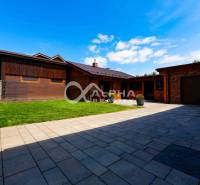 Exkluzívne: Rodinný dom, centrum, Spišská Nová Ves - Rodinný dom v Spišskej Novej Vsi s veľkou dláždenou terasou a trávnatou plochou.