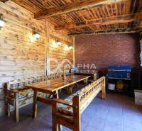 Exkluzívne: Rodinný dom, centrum, Spišská Nová Ves - Drevená terasa v rodinnom dome s dreveným dekorom a tehlovou stenou.