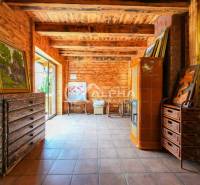 Exkluzívne: Rodinný dom, centrum, Spišská Nová Ves - Interiér rodinného domu s drevenými stenami, kachľovou pecou a umeleckými obrazmi.