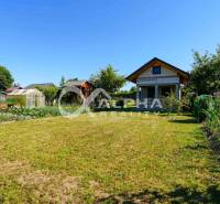 Exkluzívne záhradná chata, sídlisko Tarča, Spišská Nová Ves - Záhrada so skleníkom a chatou v Spišskej Novej Vsi obklopená zeleninovými záhonmi.