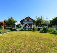 Exkluzívne záhradná chata, sídlisko Tarča, Spišská Nová Ves - Chata v Spišskej Novej Vsi so záhradou, skleníkom a malým dreveným domčekom.