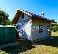 Exkluzívne záhradná chata, sídlisko Tarča, Spišská Nová Ves - Chata v Spišskej Novej Vsi obklopená zelenou záhradou a plechovým úložným domčekom.