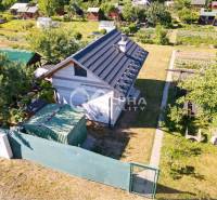 Exkluzívne záhradná chata, sídlisko Tarča, Spišská Nová Ves - Chata v Spišskej Novej Vsi obklopená záhradou, zelenými strechami a trávnatým dvorom.