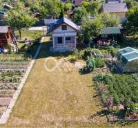 Exkluzívne záhradná chata, sídlisko Tarča, Spišská Nová Ves - Záhrada s chatou v Spišskej Novej Vsi, skleník, pestovanie zeleniny, a ovocné stromy.