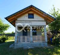 Exkluzívne záhradná chata, sídlisko Tarča, Spišská Nová Ves - Chata v Spišskej Novej Vsi so záhradou a dreveným obkladom.