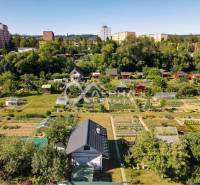 Exkluzívne záhradná chata, sídlisko Tarča, Spišská Nová Ves - Záhradkárska osada a chaty v Spišskej Novej Vsi obklopené zeleňou a bytovými domami.