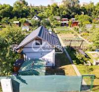 Exkluzívne záhradná chata, sídlisko Tarča, Spišská Nová Ves - Záhrada s chatou v Spišskej Novej Vsi, obklopená zeleňou a susednými záhradkami.