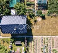 Exkluzívne záhradná chata, sídlisko Tarča, Spišská Nová Ves - Chata v Spišskej Novej Vsi s udržiavanou záhradou a pestovanými záhonmi.