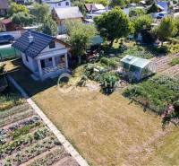 Exkluzívne záhradná chata, sídlisko Tarča, Spišská Nová Ves - Chata v Spišskej Novej Vsi obklopená záhradou s fóliovníkom a záhonmi zeleniny.