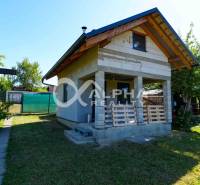 Exkluzívne záhradná chata, sídlisko Tarča, Spišská Nová Ves - Chata v Spišskej Novej Vsi s trávnikom a stromami okolo, ideálna na relax.