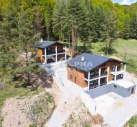 3i apartmány, Poráčska dolina, okres Spišská Nová Ves - Rekreačný apartmán v Poráči obklopený lesom s priestrannou terasou a schodiskom.