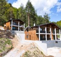 3i apartmány, Poráčska dolina, okres Spišská Nová Ves - Rekreačný apartmán v Poráči obklopený lesmi, s terasami a schodiskami do vstupu.