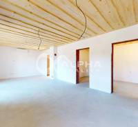 3i apartmány, Poráčska dolina, okres Spišská Nová Ves - Rekreačný apartmán s dreveným stropom, bielymi stenami a oknami bez záclon.