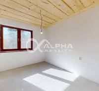 3i apartmány, Poráčska dolina, okres Spišská Nová Ves - Rekreačný apartmán s dreveným stropom, veľkým oknom a nedokončenou podlahou.