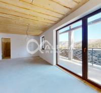 3i apartmány, Poráčska dolina, okres Spišská Nová Ves - Priestranná miestnosť v Rekreačnom apartmáne s veľkými oknami a podlahou s dreveným dekorom.