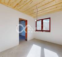 3i apartmány, Poráčska dolina, okres Spišská Nová Ves - Izba v rekreačnom apartmáne s dreveným stropom, jednoduchým oknom a neukončenou podlahou.