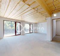 2i apartmány, Poráčska dolina, okres Spišská Nová Ves - Interiér Rekreačného apartmánu s veľkými oknami a stropom z dreveného dekoru.