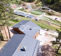 2i apartmány, Poráčska dolina, okres Spišská Nová Ves - Rekreačný apartmán v Poráči s výhľadom na tenisové kurty a prírodné prostredie.