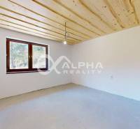 2i apartmány, Poráčska dolina, okres Spišská Nová Ves - Prázdna miestnosť rekreačného apartmánu s dreveným stropom a veľkým oknom.