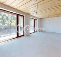 2i apartmány, Poráčska dolina, okres Spišská Nová Ves - Interiér rekreačného apartmánu s dreveným stropom a veľkými oknami s výhľadom.