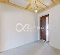 2i apartmány, Poráčska dolina, okres Spišská Nová Ves - V Rekreačnom apartmáne je miestnosť s dreveným stropom a nedokončenými stenami.