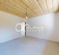 2i apartmány, Poráčska dolina, okres Spišská Nová Ves - Miestnosť v rekreačnom apartmáne s dreveným stropom, oknom a nedokončenou podlahou.