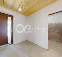 2i apartmány, Poráčska dolina, okres Spišská Nová Ves - Biela predsieň v rekreačnom apartmáne s dreveným stropom a veľkými dverami.