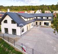 Rodinné domy, obec Danišovce, okr. Spišská Nová Ves - Rodinný dom v Danišovciach na ulici Danišovce s priestranným dvorom a modernou architektúrou.