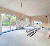 Rodinné domy, obec Danišovce, okr. Spišská Nová Ves - Priestranný interiér rodinného domu s veľkými oknami a prípravou na dokončenie.