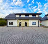 Rodinné domy, obec Danišovce, okr. Spišská Nová Ves - Rodinný dom v Danišovciach, ulica Danišovce, s priestranným dláždeným dvorom a úpravou okolia.