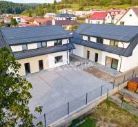 Rodinné domy, obec Danišovce, okr. Spišská Nová Ves - Rodinné domy v Danišovciach na ulici Danišovce s priestranným asfaltovým nádvorím.