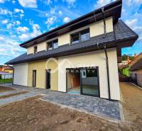 Rodinné domy, obec Danišovce, okr. Spišská Nová Ves - Rodinný dom v Danišovciach na ulici Danišovce s modernou strechou a dláždenou terasou.