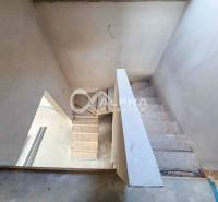 Rodinné domy, obec Danišovce, okr. Spišská Nová Ves - Betónové schodisko v rozostavanom rodinnom dome s bielym zábradlím.