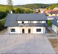 Rodinné domy, obec Danišovce, okr. Spišská Nová Ves - Rodinný dom v Danišovciach na ulici Danišovce, s parkoviskom a krásnym výhľadom na zeleň.