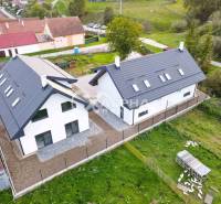 Rodinné domy, obec Danišovce, okr. Spišská Nová Ves - Rodinný dom v Danišovciach, moderne postavená nehnuteľnosť na ulici Danišovce s dvomi budovami.