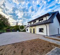 Rodinné domy, obec Danišovce, okr. Spišská Nová Ves - Rodinný dom v Danišovciach na ulici Danišovce s dlažbou, stromami a otvorenou oblohou.