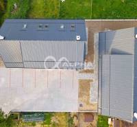 Rodinné domy, obec Danišovce, okr. Spišská Nová Ves - Pohľad zhora na strechy rodinného domu v Danišovciach s veľkým vydláždeným nádvorím.