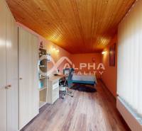 EXKLUZÍVNE Rodinný dom, širšie centrum, Spišská Nová Ves - Izba v rodinnom dome s podlahou s dreveným dekorom a pracovným stolom.