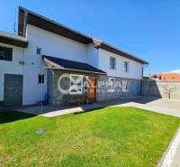 EXKLUZÍVNE Rodinný dom, širšie centrum, Spišská Nová Ves - Rodinný dom v Spišskej Novej Vsi s upraveným trávnikom, kamennými detailmi a dláždeným chodníkom.