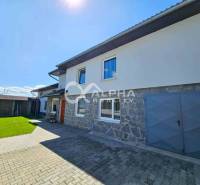 EXKLUZÍVNE Rodinný dom, širšie centrum, Spišská Nová Ves - Rodinný dom v Spišskej Novej Vsi s kamennou fasádou a zeleným trávnikom.