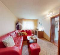 EXKLUZÍVNE Rodinný dom, širšie centrum, Spišská Nová Ves - Obývacia izba v rodinnom dome s červenou rohovou sedačkou a dlažbou na podlahe.