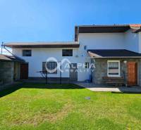 EXKLUZÍVNE Rodinný dom, širšie centrum, Spišská Nová Ves - Rodinný dom v Spišskej Novej Vsi s trávnatým dvorom, kamennými obkladmi a bielou fasádou.