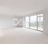 3i byty s balkónom a garážovým státím, Zelené údolie, Sp. Nová Ves - Priestranná izba s veľkými oknami v 3-izbovom byte.