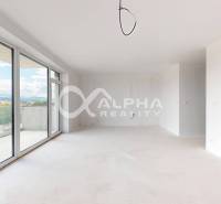 3i byty s balkónom a garážovým státím, Zelené údolie, Sp. Nová Ves - Priestranná miestnosť v 3-izbovom byte s veľkými oknami, výhľadom a prázdnou stenou.