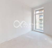 3i byty s balkónom a garážovým státím, Zelené údolie, Sp. Nová Ves - Prázdna miestnosť s veľkým oknom v 3-izbovom byte, biele steny a podlaha.