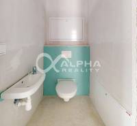 3i byty s balkónom a garážovým státím, Zelené údolie, Sp. Nová Ves - Toaleta s umývadlom v 3-izbovom byte, surové steny a jednoduchý dizajn.