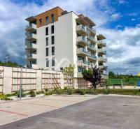 3i byty s balkónom a garážovým státím, Zelené údolie, Sp. Nová Ves - Exteriér moderného bytového domu, 3-izbové byty v meste Spišská Nová Ves.