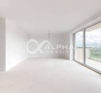 3i byty s balkónom a garážovým státím, Zelené údolie, Sp. Nová Ves - Priestranný 3-izbový byt s veľkými oknami a výhľadom, bez podlahy s dreveným dekorom.