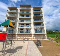 3i byty s balkónom a garážovým státím, Zelené údolie, Sp. Nová Ves - Bytový dom v Spišskej Novej Vsi s ihriskom pred zeleným priestranstvom.