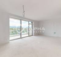 3i byty s balkónom a garážovým státím, Zelené údolie, Sp. Nová Ves - Svetlý priestor v 3-izbovom byte s balkónom, biele steny, výhľad na okolie.